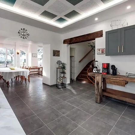 4 Bedroom Beautiful Home In Neuilly Le Vendin 別荘 *