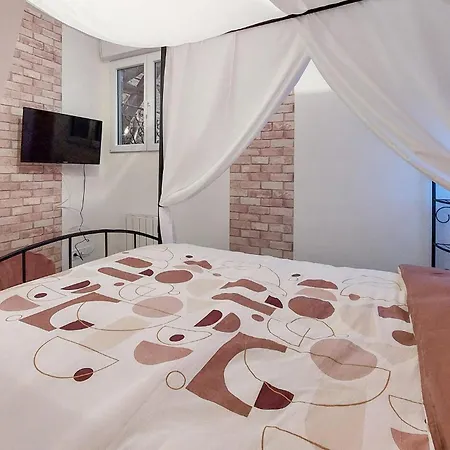 別荘 4 Bedroom Beautiful Home In Neuilly Le Vendin Neuilly-le-Vendin
