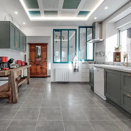 4 Bedroom Beautiful Home In Neuilly Le Vendin 別荘