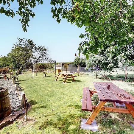 4 Bedroom Beautiful Home In Neuilly Le Vendin 別荘 *