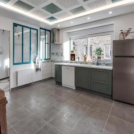 4 Bedroom Beautiful Home In Neuilly Le Vendin 別荘 *
