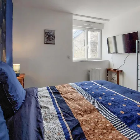 4 Bedroom Beautiful Home In Neuilly Le Vendin 別荘
